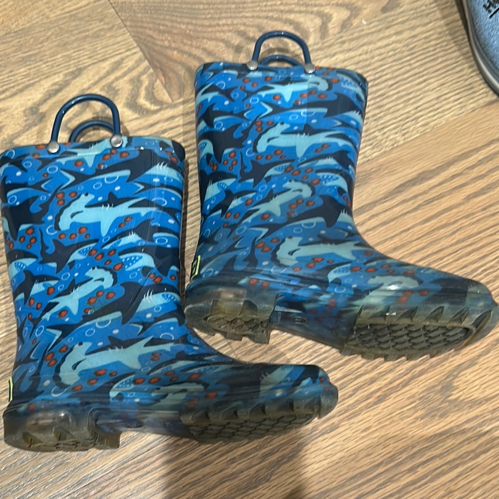 Western Chief brand Kids Blue Shark Print Rain Boots light up bottoms. Size 1